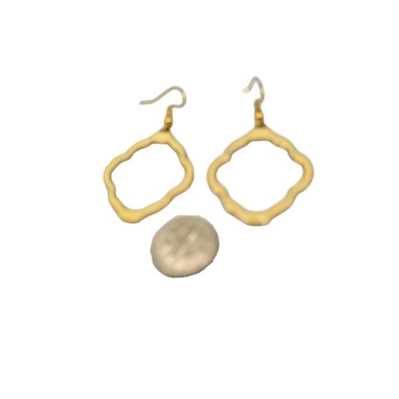 Pierced Earrings Moroccan Scalloped Open Work Beige Enamel Gold Tone Design - Picture 2 of 5